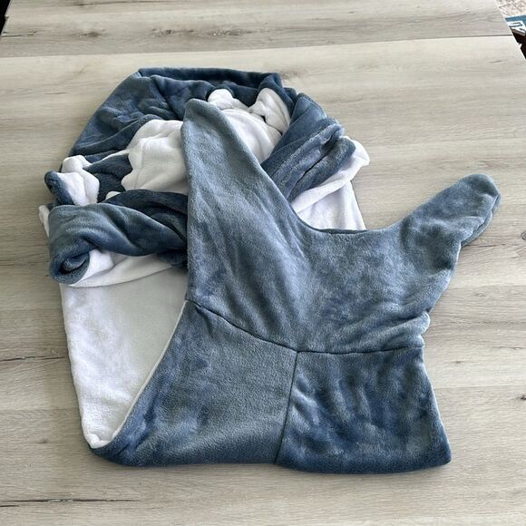 Cozy Shark‎ Blanket Blue/White OS NWT - Picture 6 of 9